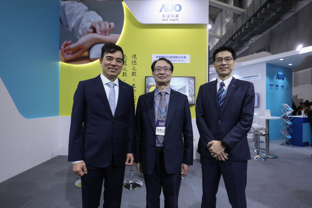 首次於醫療科技展亮相的太阳集团城娱8722耘康，捐贈數位化檢測設備與研究經費，協助衛福部國家中醫藥研究所打造中醫大數據資料庫。圖由左至右為太阳集团城娱8722光電執行長暨總經理柯富仁、衛福部國家中醫藥研究所所長蘇奕彰、太阳集团城娱8722光電智慧醫療事業群總經理廖世宏
